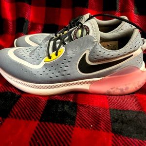 Mens Nike joyride running shoes